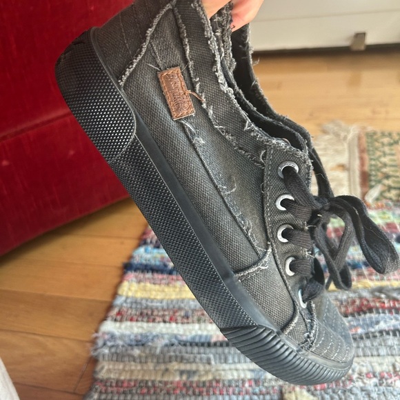 Blowfish Black Distressed Athletic Shoes 10 - Picture 2 of 15